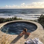 Agradecida: Cindy Crawford reveló que comienza todas las mañanas con un baño de gratitud a partir de las 6:30 am sola mientras escucha el canto de los pájaros afuera de su casa frente a la playa.