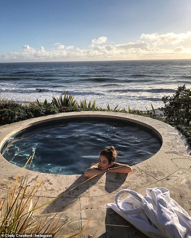 Agradecida: Cindy Crawford reveló que comienza todas las mañanas con un baño de gratitud a partir de las 6:30 am sola mientras escucha el canto de los pájaros afuera de su casa frente a la playa.