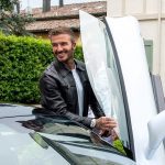 Buen aspecto: David Beckham se veía afable sin esfuerzo mientras se ponía al volante de un Maserati MC20 en nuevas y geniales imágenes promocionando el auto deportivo.