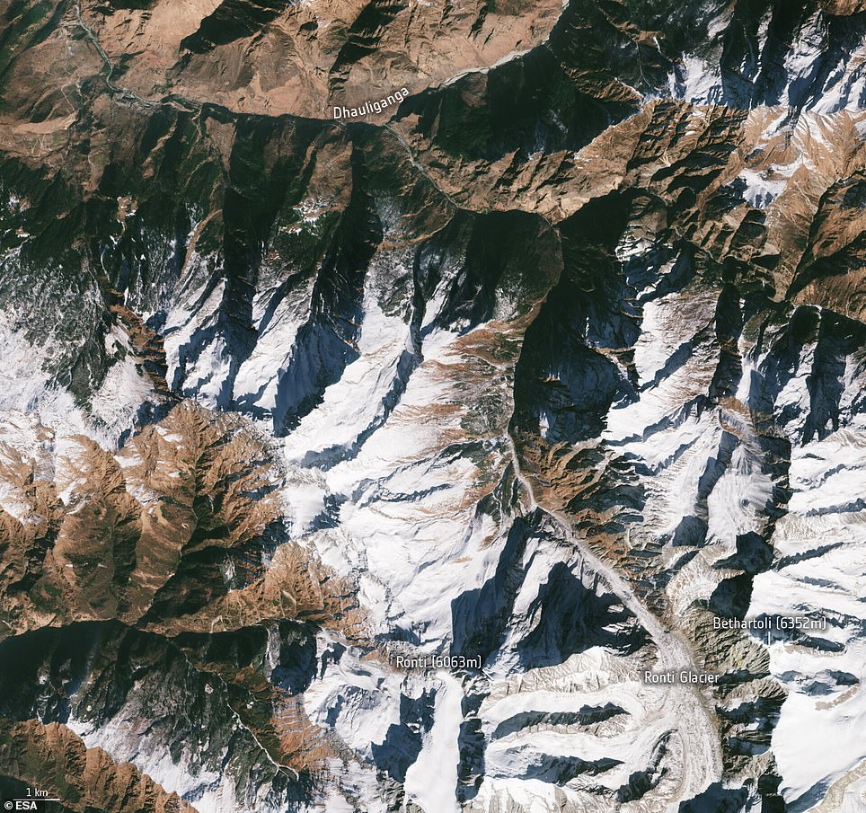 Esta imagen de satélite del 31 de enero muestra cómo se veía el pico Ronti en Chamoli antes de la inundación del glaciar