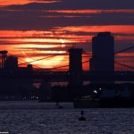 NUEVA YORK: El eclipse solar parcial fue visible sobre la ciudad de Nueva York y otras partes de la costa este de EE. UU. El jueves por la mañana cuando el evento celeste hizo que el sol apareciera como una media luna.