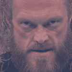 Edge regresa a WWE SmackDown para atacar a Roman Reigns