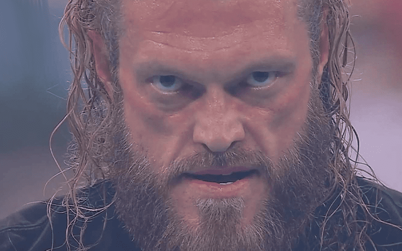Edge regresa a WWE SmackDown para atacar a Roman Reigns