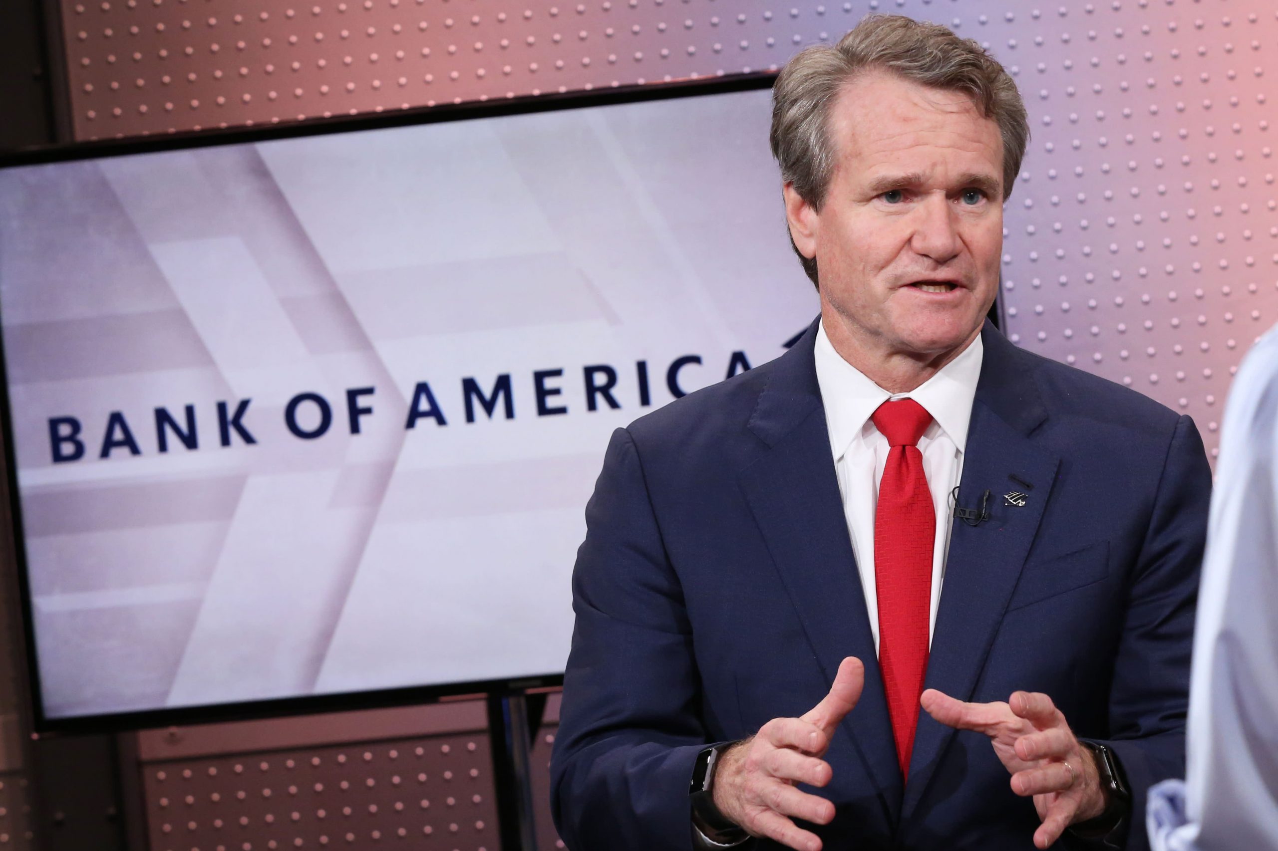 El CEO de Bank of America, Brian Moynihan, dice que el gasto de los consumidores es un 20% más alto este año que en 2019