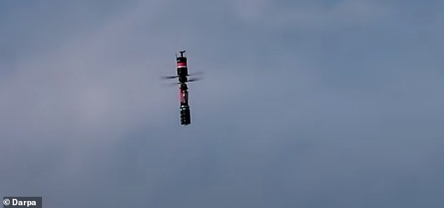 La Agencia de Proyectos de Investigación Avanzada de Defensa (DARPA) probó recientemente un interceptor de drones que dispara fibras similares a hilos a un dron para desactivarlo, en lugar de volarlo del cielo con explosivos.