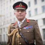 El jefe de las fuerzas armadas del Reino Unido, el general Sir Nick Carter (arriba), dijo que está durmiendo noches de sueño debido a su miedo a la guerra con Rusia tras el enfrentamiento de esta semana en el Mar Negro.