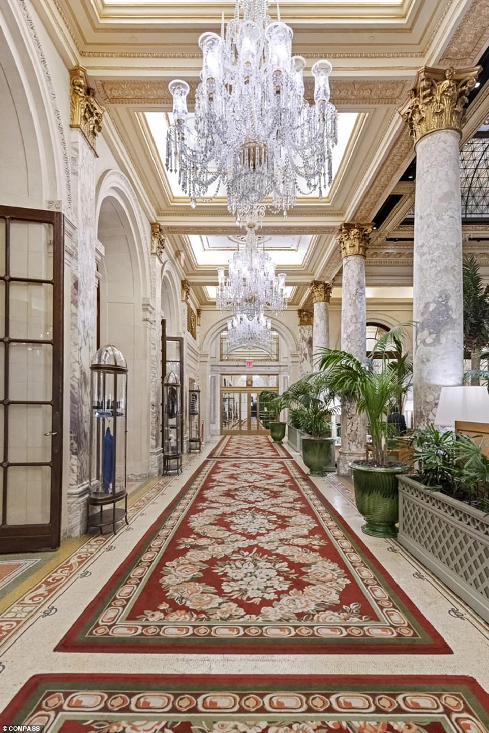 La Suite Astor en el Plaza Hotel cuenta con un vestíbulo largo, con grandes candelabros de cristal que cuelgan del techo.