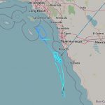 Los funcionarios no están seguros de qué causó el fuerte sonido, pero los datos de seguimiento de vuelo mostraron un avión no identificado (trayectoria azul claro) que viajaba a velocidades supersónicas frente a la costa del condado de San Diego alrededor de las 8:20 pm PST, minutos antes de que se escuchara el terremoto.