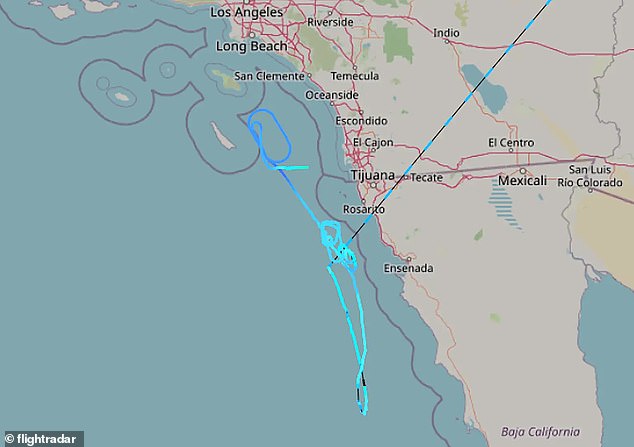 Los funcionarios no están seguros de qué causó el fuerte sonido, pero los datos de seguimiento de vuelo mostraron un avión no identificado (trayectoria azul claro) que viajaba a velocidades supersónicas frente a la costa del condado de San Diego alrededor de las 8:20 pm PST, minutos antes de que se escuchara el terremoto.