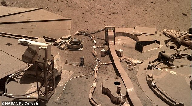 El módulo de aterrizaje InSight de la NASA está luchando por retener energía mientras explora Marte debido al polvo marciano que se acumula en sus paneles solares, lo que podría resultar en su misión dentro del próximo año.