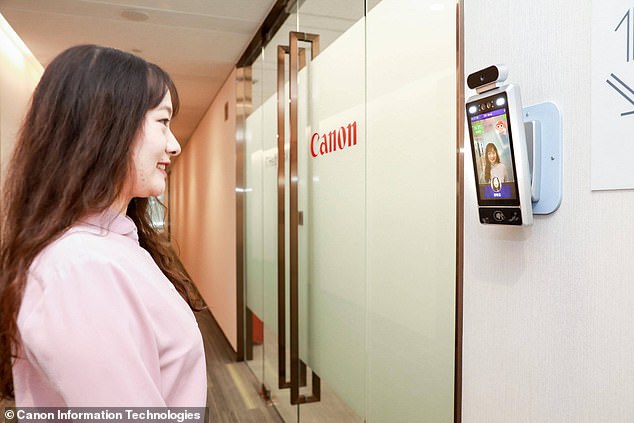 El personal chino de Canon solo puede ingresar a las oficinas de la compañía de tecnología si están sonriendo después de que se instalaron las cámaras de inteligencia artificial para garantizar que los trabajadores fueran positivos en el trabajo.