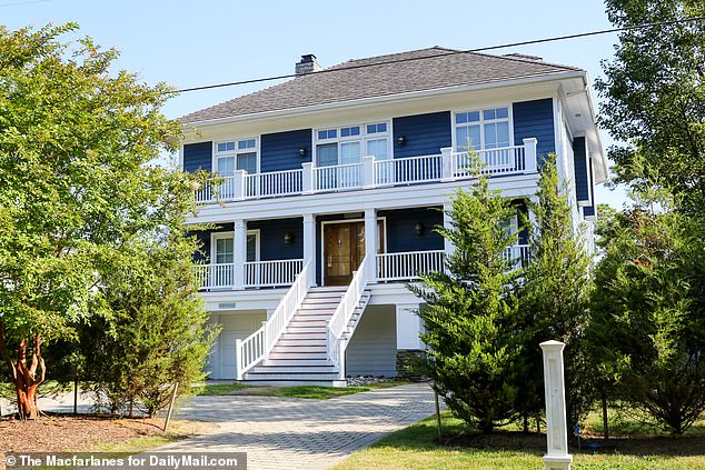 El presidente Biden se dirige a su casa en Rehoboth Beach, Delaware, el miércoles, el día antes de que la Dra. Jill Biden cumpla 70 años. Es su primer viaje a su casa en la playa desde que asumió la presidencia.