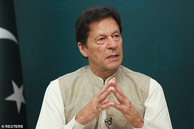 El primer ministro de Pakistán, Imran Khan, en la foto de arriba, ha provocado furor al culpar a la 'tentación' de la violencia sexual contra las mujeres.