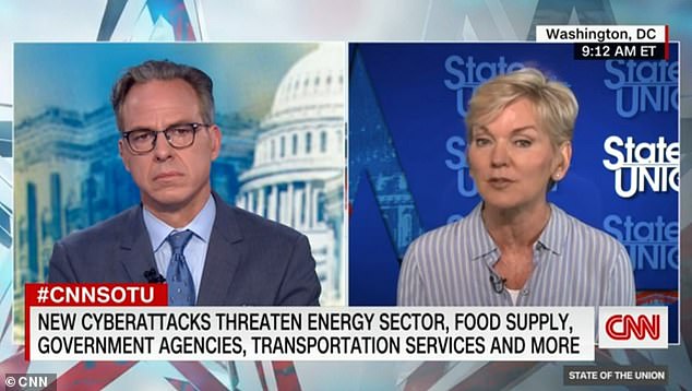 La secretaria de Energía, Jennifer Granholm (derecha) en el 'Estado de la Unión' de CNN el domingo dijo que los enemigos de la nación tienen la capacidad de cerrar la red de energía.