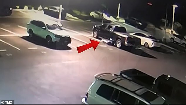 Se puede ver al sospechoso saliendo de debajo de los autos en un concesionario Toyota.