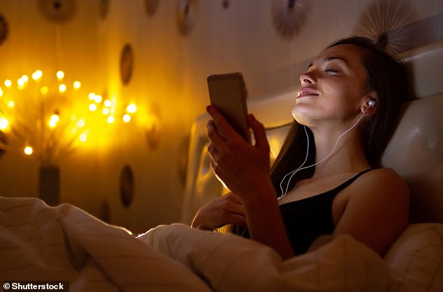El estudio sugiere que es mejor que evites escuchar música antes de acostarte, especialmente si ya te molestan los 'earworms', canciones pegadizas que recorren la mente una y otra vez.