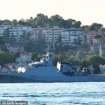 El buque de guerra de la Royal Navy HMS Trent se abrió camino a lo largo del Estrecho del Bósforo en Turquía esta mañana.
