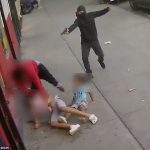 Imágenes de vigilancia impactantes capturaron el momento en que un hombre pisoteó a dos niños pequeños mientras intentaba escapar de un tirador que disparó casi una docena de balas en medio de una calle del Bronx y apuntó con su arma a los niños aterrorizados.