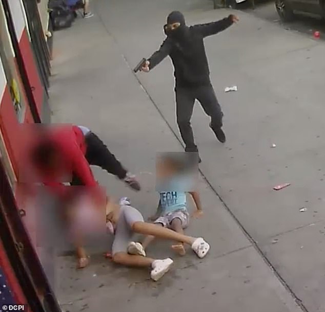 Imágenes de vigilancia impactantes capturaron el momento en que un hombre pisoteó a dos niños pequeños mientras intentaba escapar de un tirador que disparó casi una docena de balas en medio de una calle del Bronx y apuntó con su arma a los niños aterrorizados.