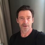 Hábil: Hugh Jackman se puso creativo para ayudar a curar su aburrimiento de cuarentena en un hotel en Sydney el miércoles, compartiendo los frutos de su trabajo en Instagram.
