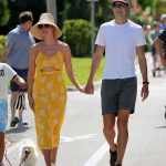 Ivanka Trump fue vista aprovechando al máximo el calor de Miami el sábado mientras salía con un vestido amarillo recortado a dar un paseo con su esposo Jared Kushner y sus tres hijos.