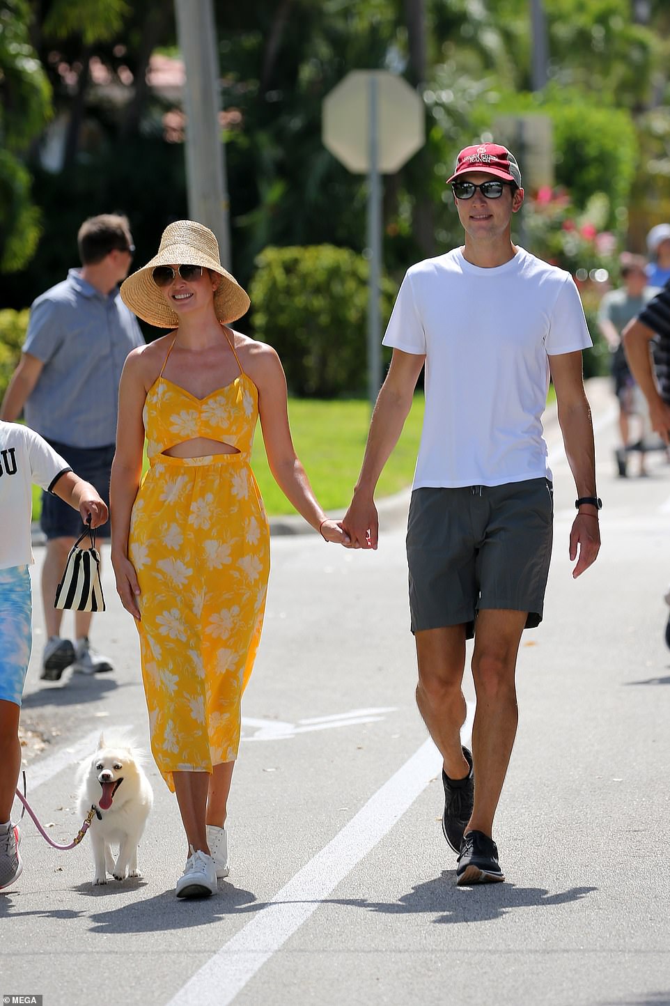 Ivanka Trump fue vista aprovechando al máximo el calor de Miami el sábado mientras salía con un vestido amarillo recortado a dar un paseo con su esposo Jared Kushner y sus tres hijos.