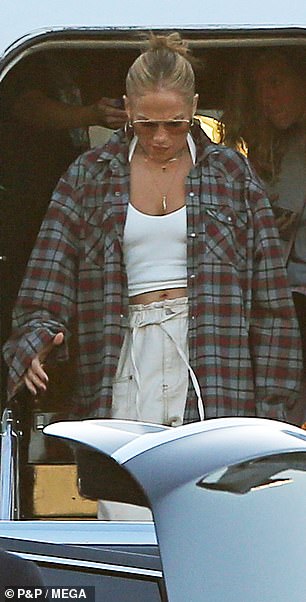 ¿A quién le queda mejor?  Jennifer Lopez (en la foto del jueves) vista con la camisa a cuadros de Ben Affleck de su novio