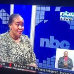 La mirada atónita de la presentadora de noticias Elmarie Kapunda dejó a los espectadores en puntadas y se ha vuelto viral en la web
