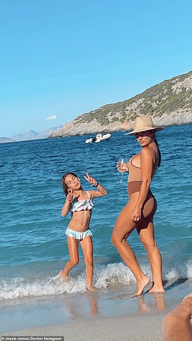 ¡Mamá caliente!  Jessie James Decker mostró su increíble cuerpo mientras retozaba en las playas de Grecia con su hija Vivianne Rose Decker, de siete años, el jueves.