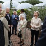 El presidente Joe Biden y Jill Biden hablan con la reina Isabel II