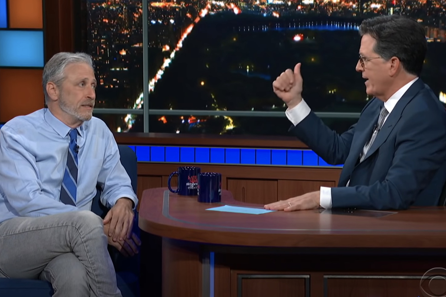 Jon Stewart presenta la teoría del laboratorio Covid-19 de Wuhan con Stephen Colbert