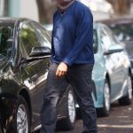Fuera de casa: Kanye West ha sido acusado de intentar 'sabotear' una deposición ordenada por la corte usando una 'máscara de Jesús' de rostro completo, como se le ve en Los Ángeles el martes