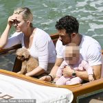¡Eso es más!  Katy Perry y Orlando Bloom fueron vistos disfrutando de un paseo en bote bajo el sol brillante a lo largo de los canales de Venecia el domingo.