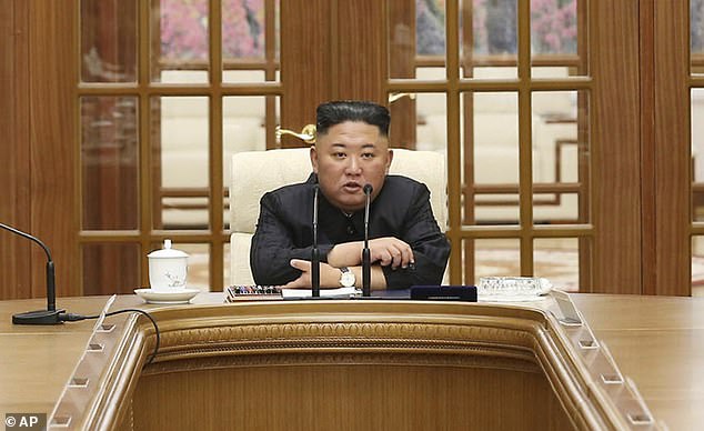 El líder norcoreano, Kim Jong-un, ha criticado la cultura pop surcoreana, calificándola de 'cáncer vicioso' e introduciendo castigos más severos para quienes sean sorprendidos escuchando K-pop o viendo dramas del Sur.