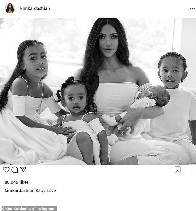 Retrato de familia: En el episodio de la semana pasada de Keeping Up With The Kardashians, Kim Kardashian finalmente admitió que su matrimonio con Kanye West había terminado en el penúltimo episodio.  Y días después, Kim Kardashian compartió un retrato familiar con su esposo separado.