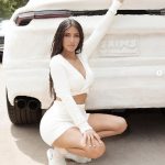 ¿Ese coche está hecho de toallas?  Kim Kardashian posa junto a su Lamborghini SKIMS personalizado el viernes, lo que provocó una reacción divertida de los fanáticos en línea comparándolo con la furgoneta de perros en Dumb and Dumber.