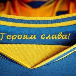 La UEFA dijo que 'Gloria a nuestros héroes', un grito de guerra durante las protestas contra Rusia de 2014 en Ucrania que está escrito dentro de la camiseta (en la foto), era 'claramente de naturaleza política'.