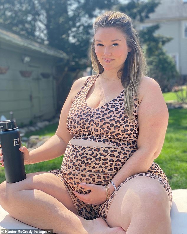 Susto de salud: Hunter McGrady, que está esperando su primer hijo, ha revelado que contrajo COVID-19 siete meses después de su embarazo, alegando que contrajo el virus en una sesión de fotos.