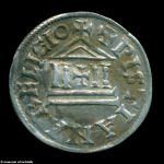 En marzo, se encontraron más de 100 monedas de plata del Imperio Carolingio en un bosque en el noreste de Polonia.  Las monedas de más de 1200 años pueden haber sido parte de un soborno para evitar que los vikingos saquearan París.