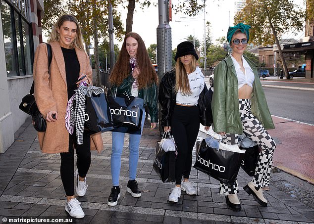 ¡Las estrellas de Married At First Sight tienen un maratón de regalos!  Beck Zemek, Belinda Vickers, Alana Lister y Booka Nile [pictured L-R] fueron vistos saliendo de la sede de Boohoo con bolsas de productos en Sydney