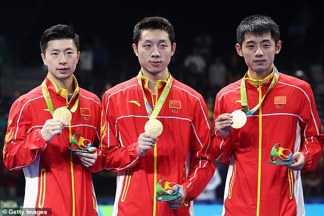 (De izquierda a derecha) Long Ma, Xin Xu y Jike Zhang de China posan con sus medallas en Río, 2016