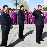 El presidente chino, Xi Jinping (a la derecha durante una visita a la fábrica el 7 de junio) se ha negado a hablar con Scott Morrison.