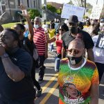 Los manifestantes que marchan en Elizabeth City, Carolina del Norte, por el asesinato de Andrew Brown siguen los pasos de siglos de luchadores por los derechos de los negros