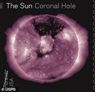 Las imágenes del agujero coronal fueron tomadas por SDO entre el 17 y el 19 de mayo, revelando un área oscura en el polo norte del sol: el agujero coronal.