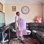 Gosiame Sithole, exgerente de tienda, posa en su sala de estar en Pretoria antes del nacimiento