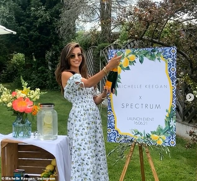 Ocasión: Michelle Keegan tomó una botella de champán y compartió una rara foto de Instagram con su madre Jacqueline el miércoles mientras celebraba el lanzamiento de su colaboración de belleza.