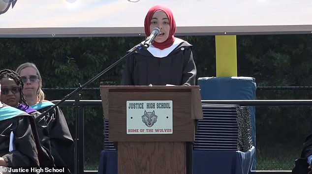 Abrar Omeish, el único miembro musulmán de una junta escolar en Virginia, les dijo a los estudiantes graduados de Justice High School que recordaran la 'yihad' de su educación al comienzo el 7 de junio.