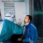 Esta foto tomada el 24 de abril de 2020 muestra al personal médico tomando muestras de un hombre como parte de las medidas pandémicas de COVID-19, en un centro de servicios de salud en Suifenhe, en la provincia de Heilongjiang, noreste de China.