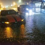 Coches varados en el bulevar Gause inundado en Slidell, Luisiana, el viernes por la noche después de que la tormenta tropical Claudette azotara la costa del Golfo durante la noche del viernes.