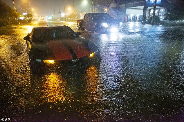 Coches varados en el bulevar Gause inundado en Slidell, Luisiana, el viernes por la noche después de que la tormenta tropical Claudette azotara la costa del Golfo durante la noche del viernes.